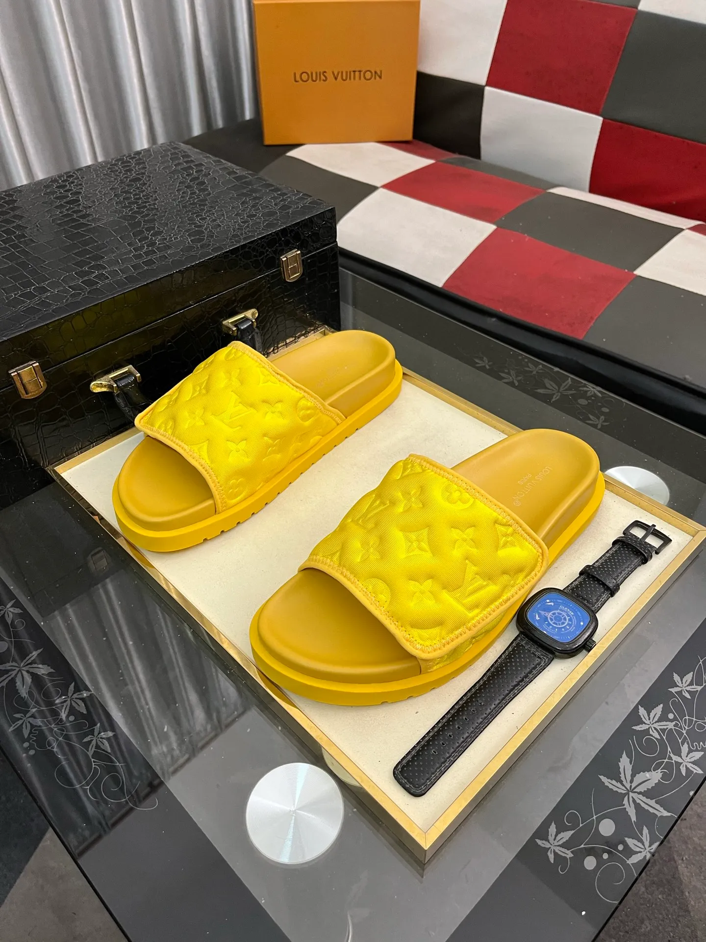 Men's men's shoes💰320⌚️⌚️[Louis Vuitton LV slippers] (high-end cowhide) counter 1:1 fashion style summer must-have! The designer used LV’s iconic outsole. The original simple slippers instantly become fashionable! The upper is made of flexible special cowhide leather straps alternately, and the workmanship is exquisite! A must-have for stylish men in summer, size 38-44